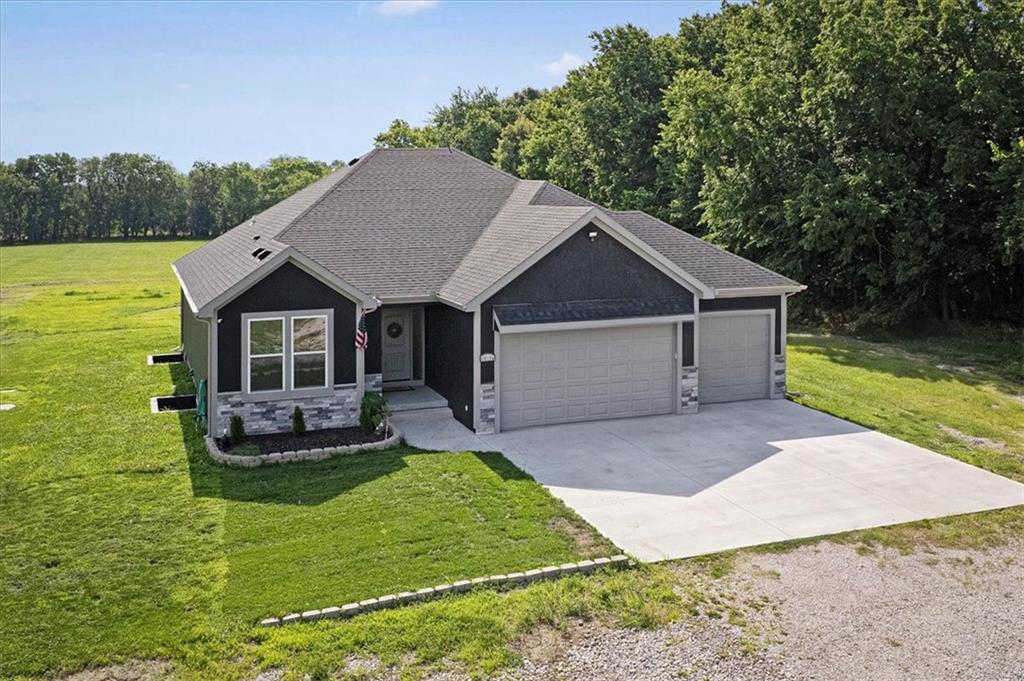 20196 207th Street, Tonganoxie, KS 66086
