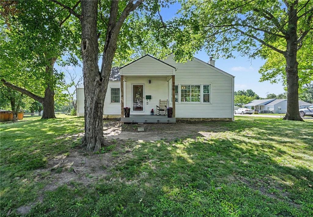 909 Pawnee Drive, Paola, KS 66071