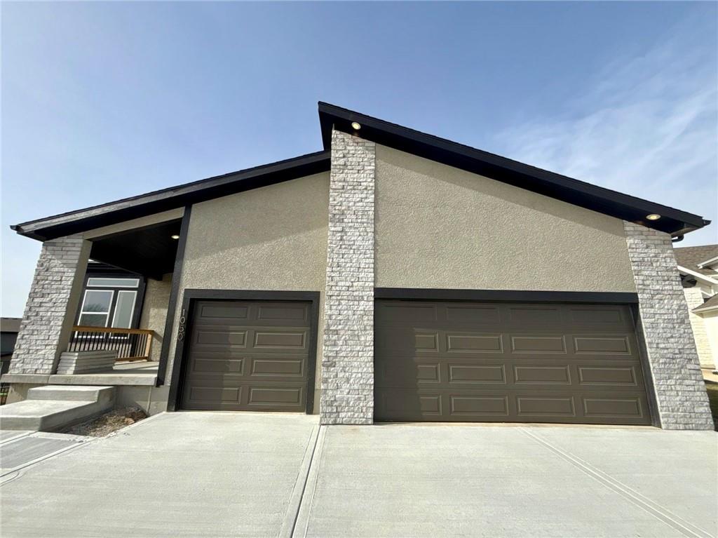 905 SW Bluebird Lane, Oak Grove, MO 64075