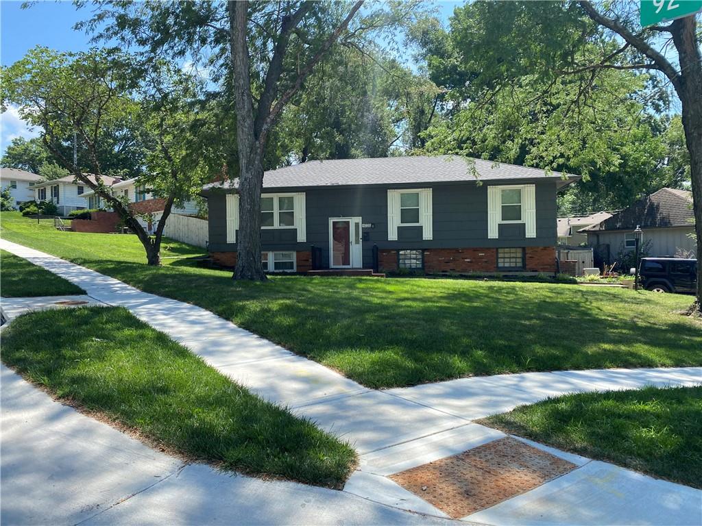 9221 Sturgeon Drive, Overland Park, KS 66212