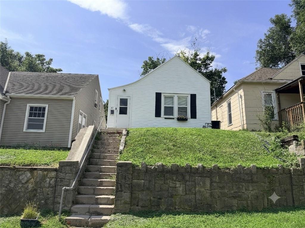 114 E Highland Avenue, St Joseph, MO 64505