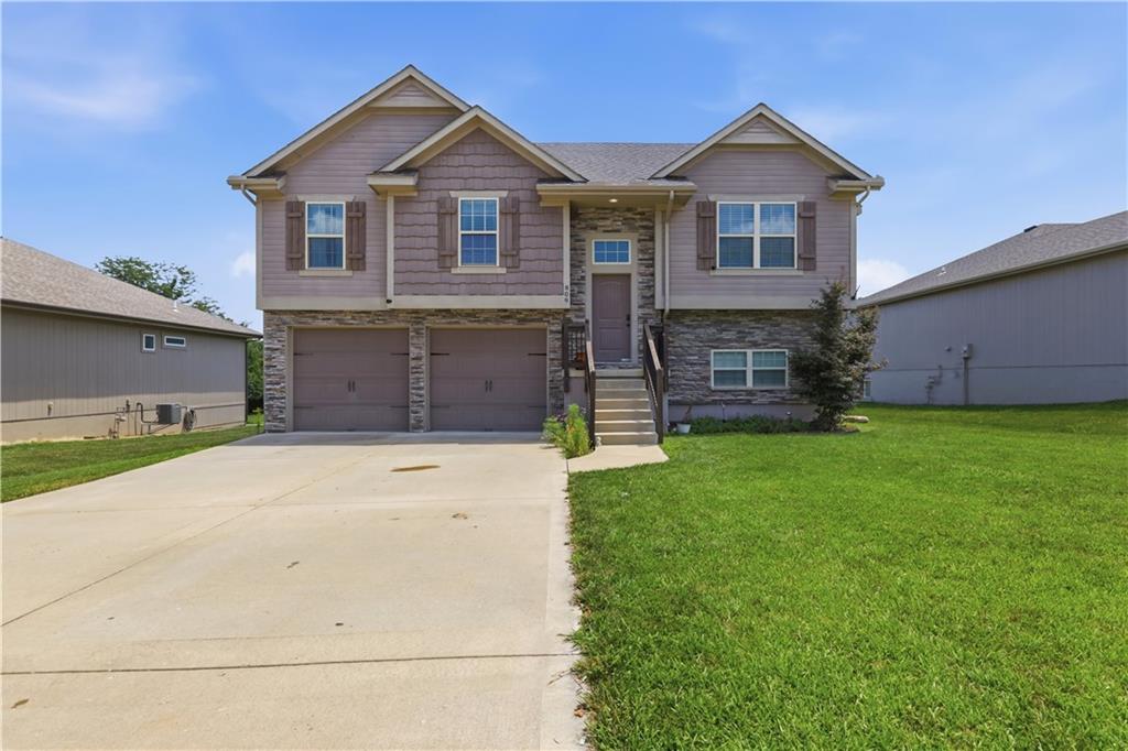 809 N Whispering Hills Drive, Lone Jack, MO 64070