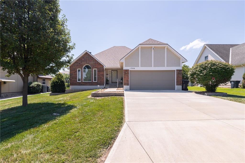 1306 SW Stonecreek Drive, Blue Springs, MO 64015