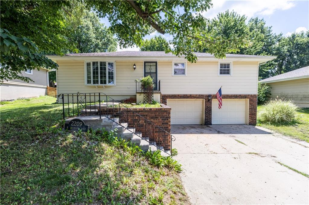 2209 N Leonard Road, St Joseph, MO 64506