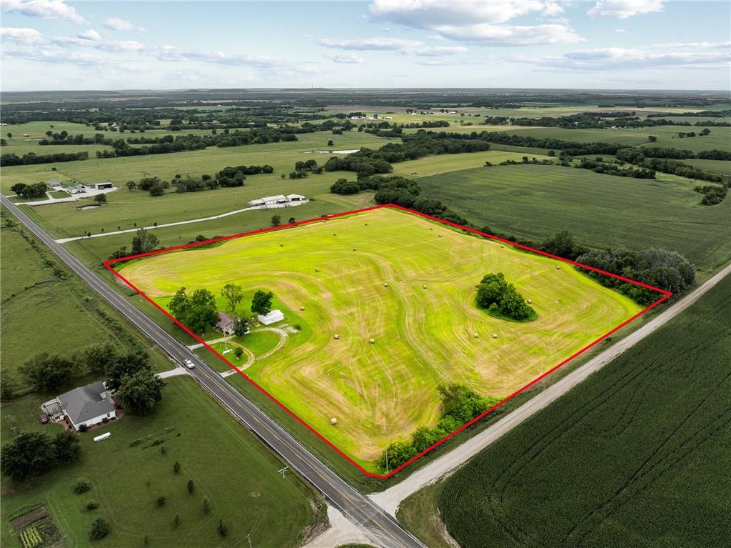 9012 NW State Route 52 Highway, Amoret, MO 64722