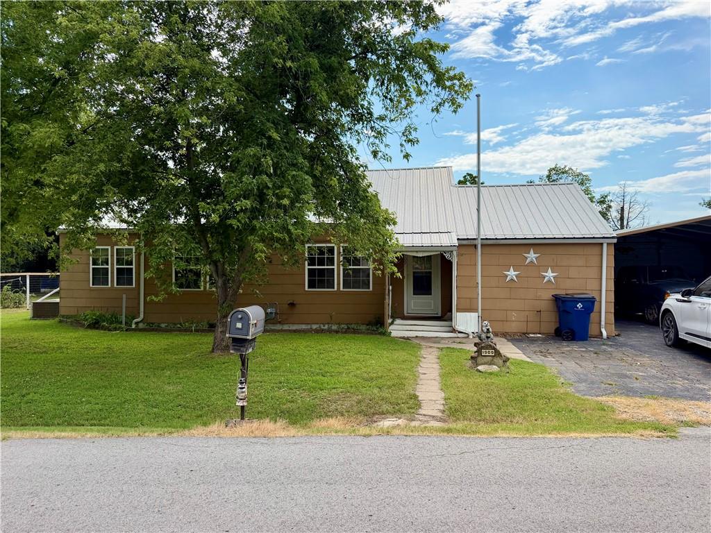 1900 Home Circle Street, Coffeyville, KS 67337