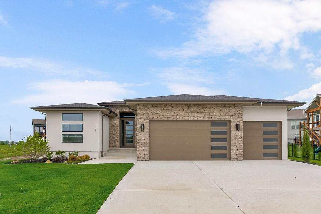 2146 SW Tracker Lane, Lee's Summit, MO 64082