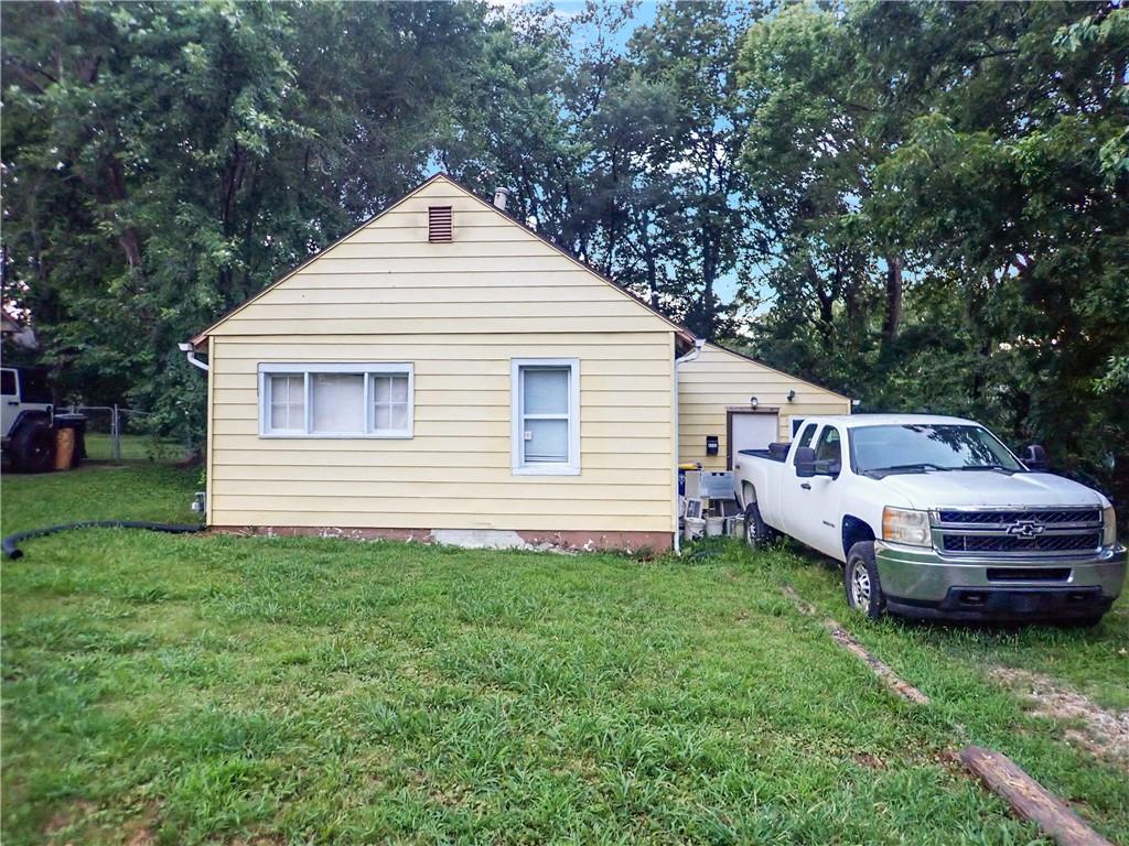8438 Douglas Avenue, Kansas City, MO 64114