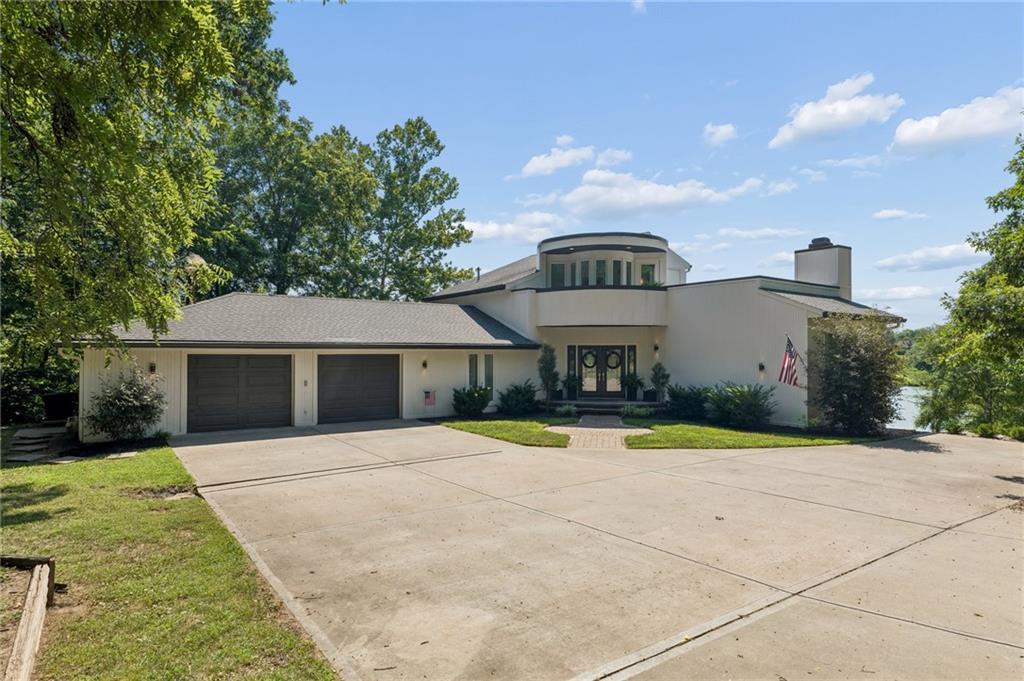 15404 Lake Point Drive, Bonner Springs, KS 66012