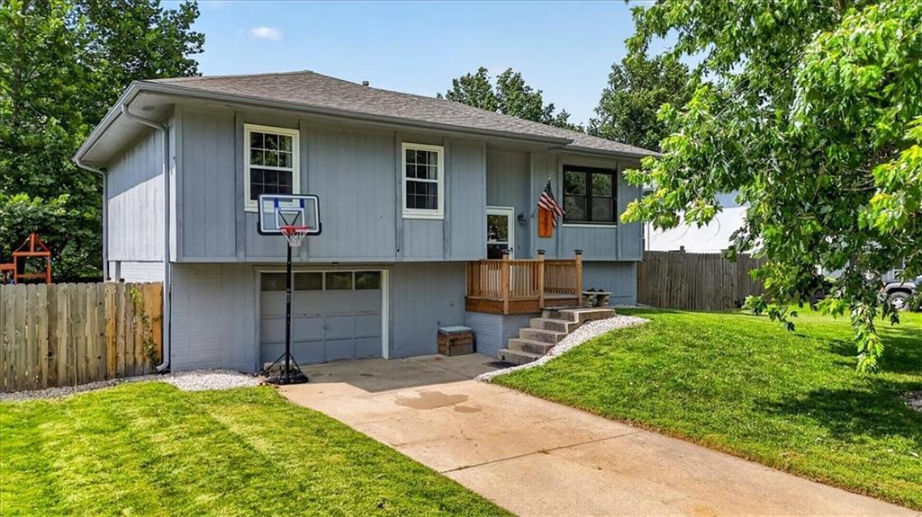 1802 PARKWOOD Drive, Harrisonville, MO 64701