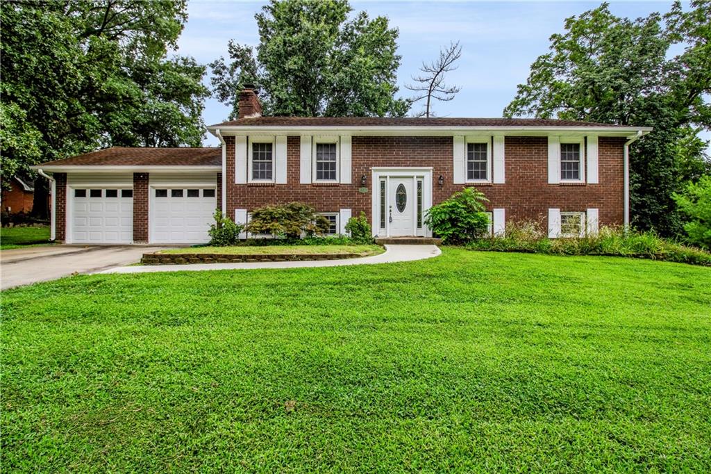 15 Circle Drive, Warrensburg, MO 64093