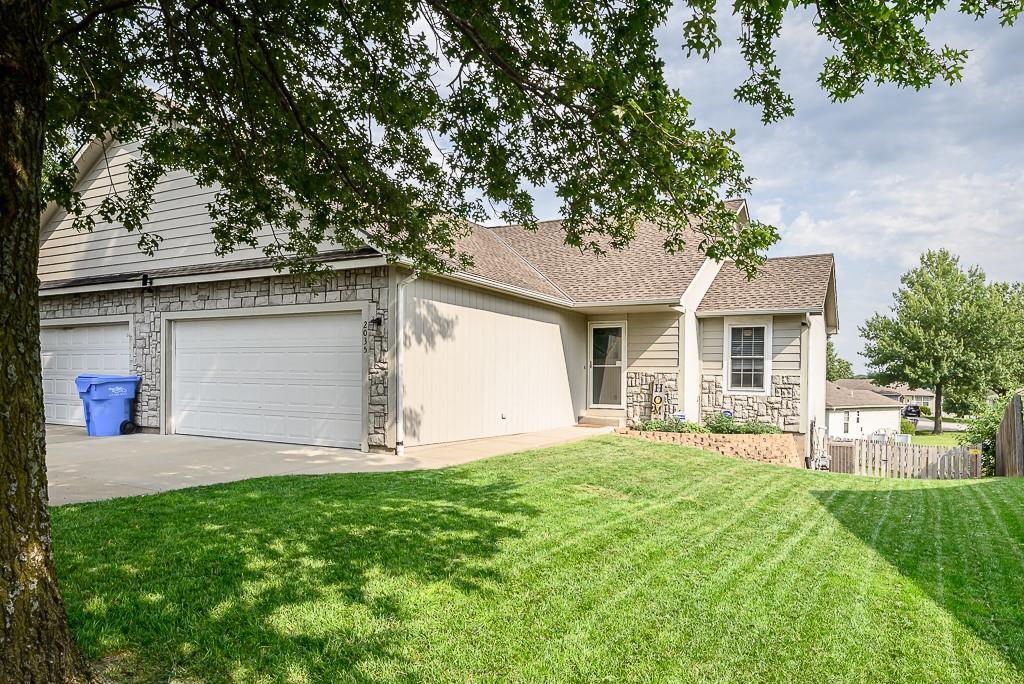 2035 Rock Creek Court, Tonganoxie, KS 66086