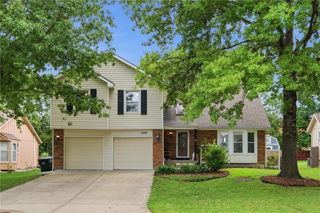 1240 E Sleepy Hollow Drive, Olathe, KS 66062