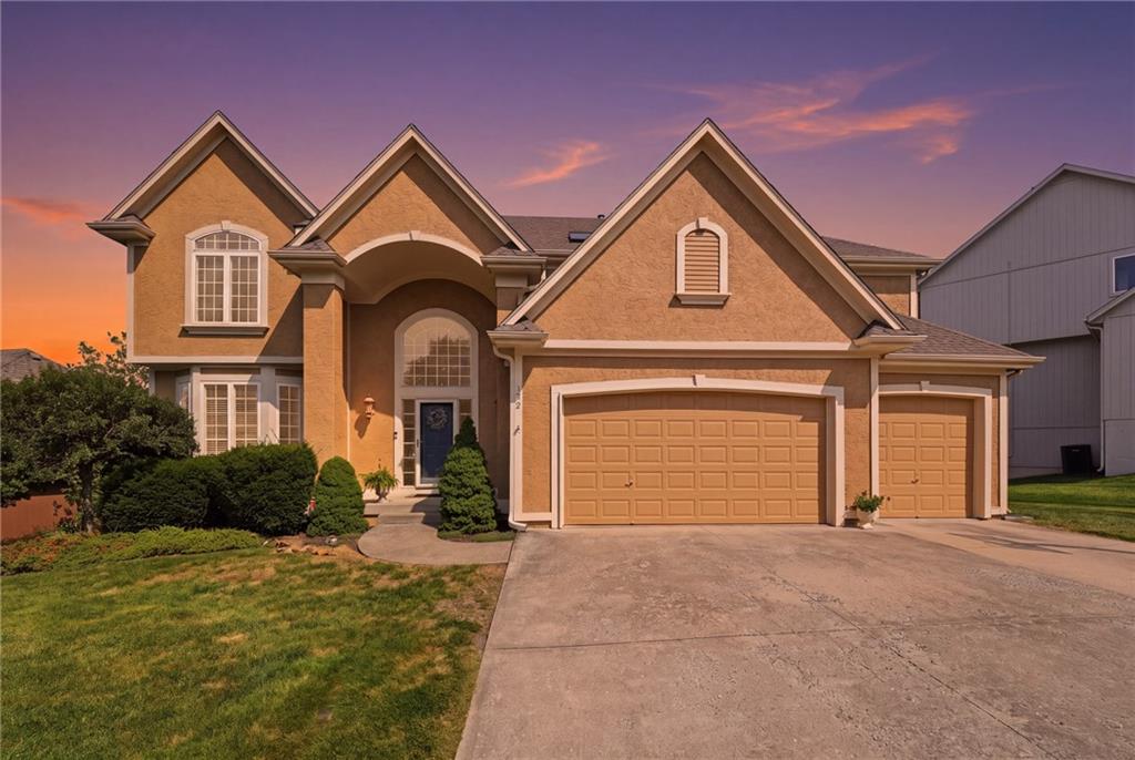 172 NE Hidden Ridge Lane, Lee's Summit, MO 64064