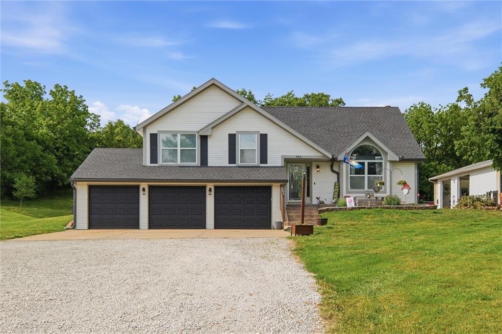 964 N 5th Highway, Lansing, KS 66043