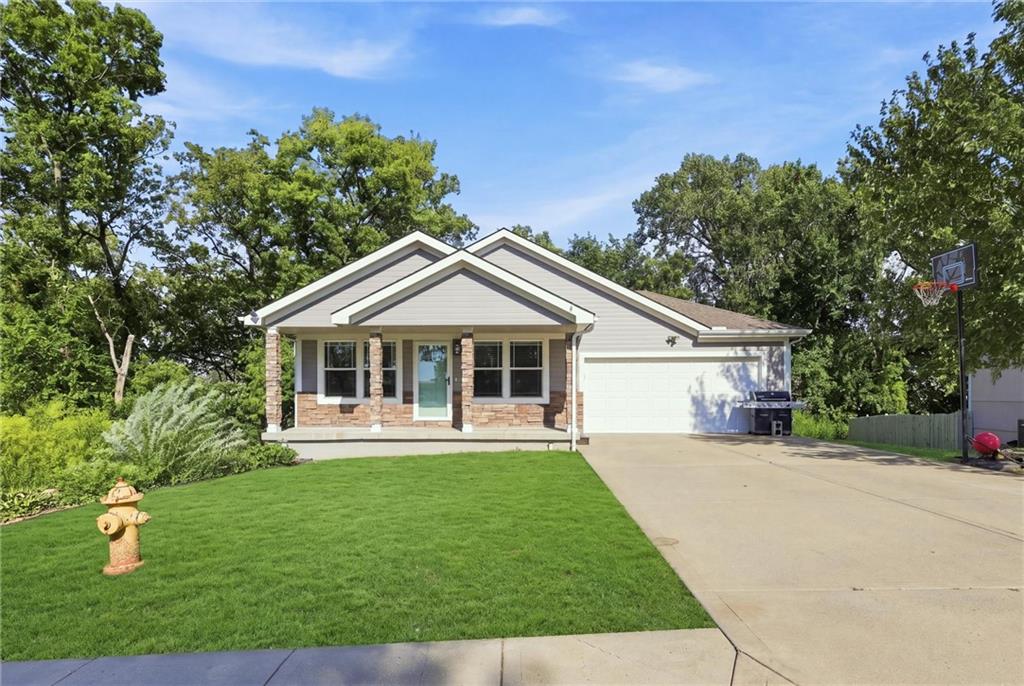 217 N Bluegrass Drive, Bonner Springs, KS 66012