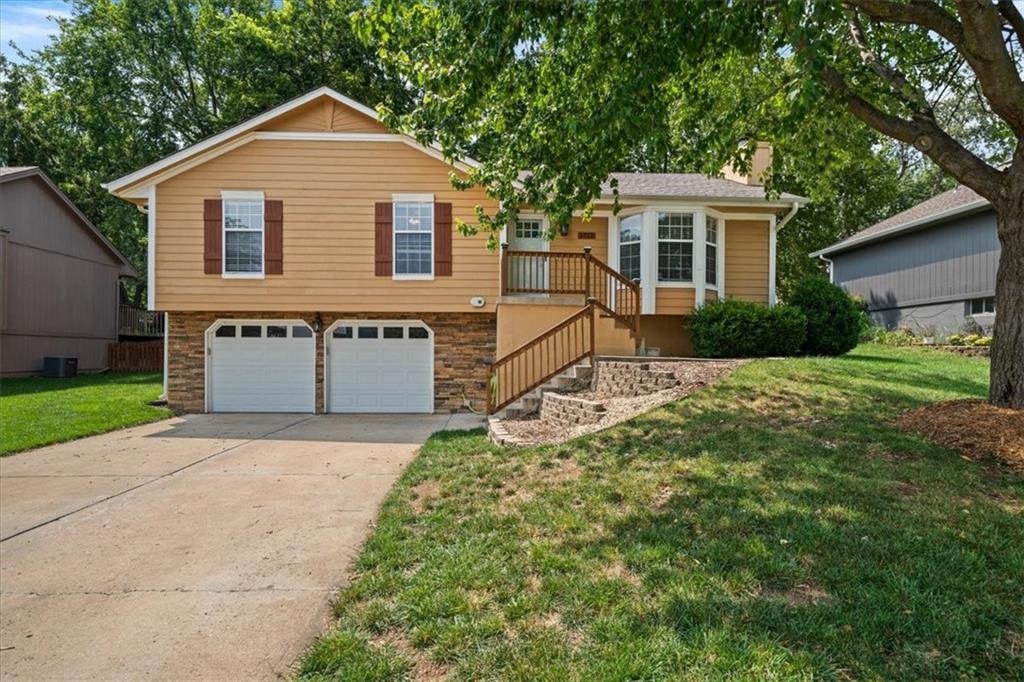 1712 NE Whitestone Drive, Lee's Summit, MO 64086