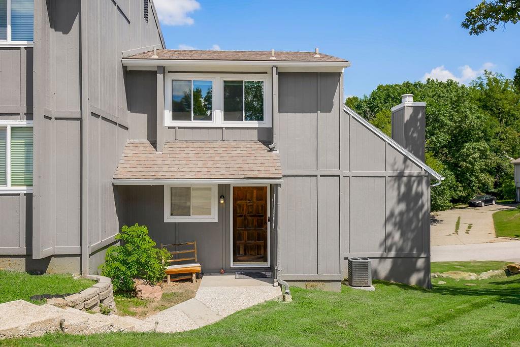 1028 NW 70th Court, Kansas City, MO 64118