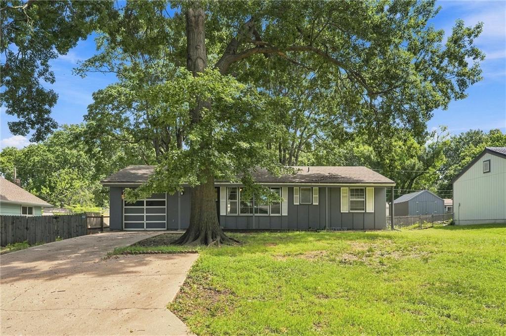 8725 Larsen Street, Overland Park, KS 66214