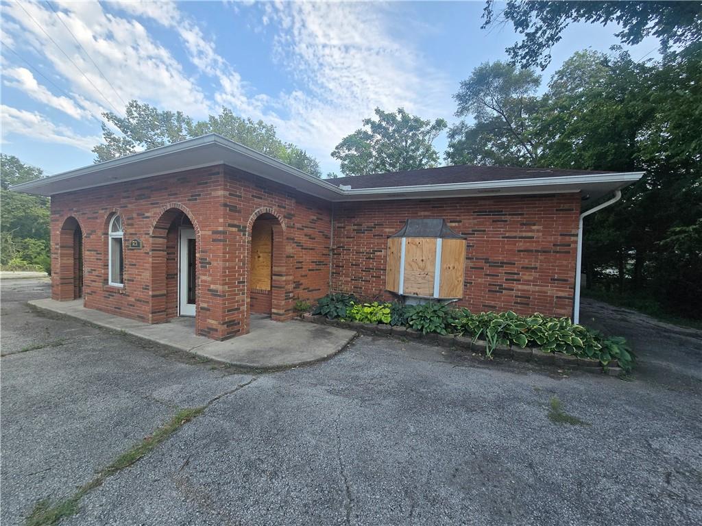 321 W Broadway Avenue, Excelsior Springs, MO 64024