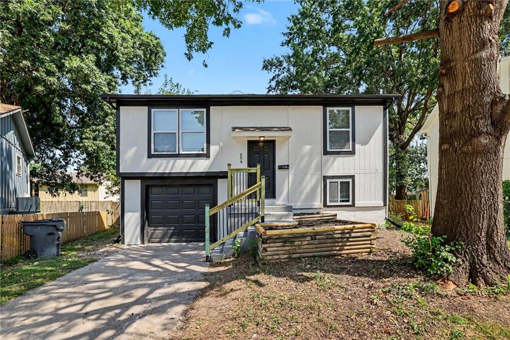 606 E Welston Avenue, Olathe, KS 66061