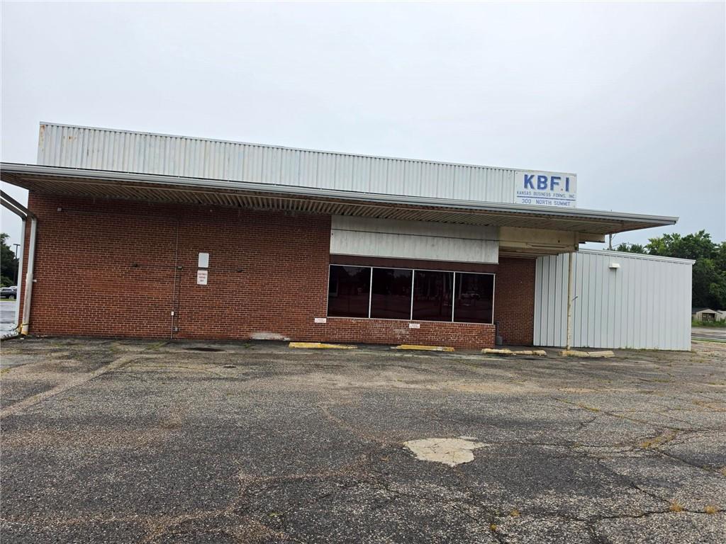 300 N Summit Street, Girard, KS 66743