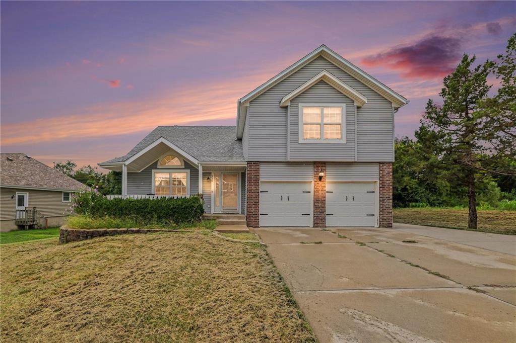 226 N Sunset Lane, Raymore, MO 64083