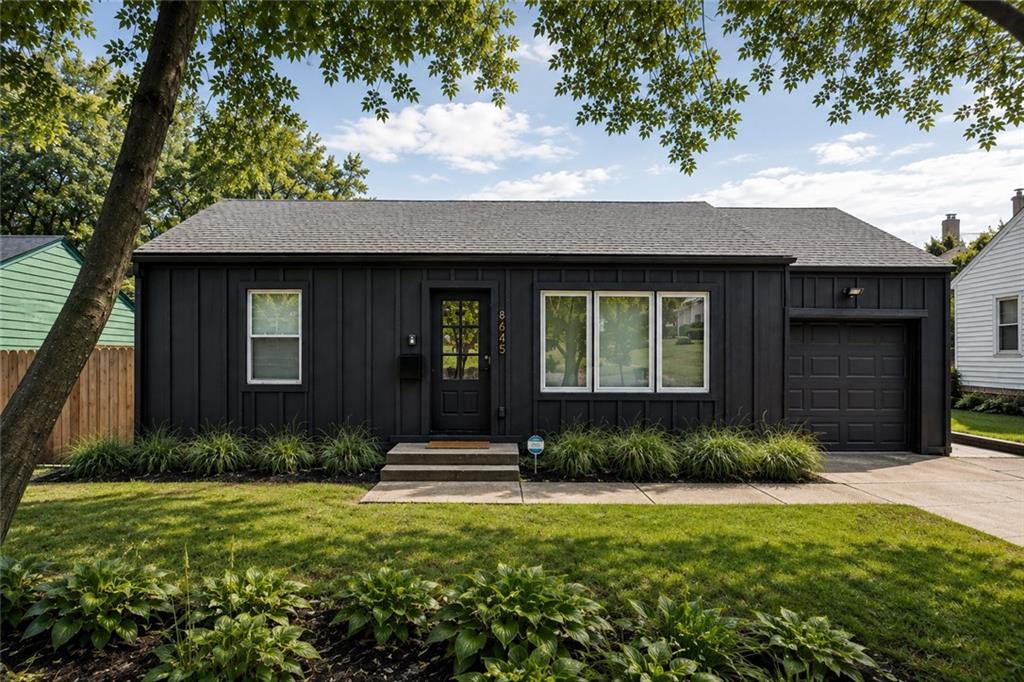 8645 Sleepy Hollow Road, Kansas City, MO 64114