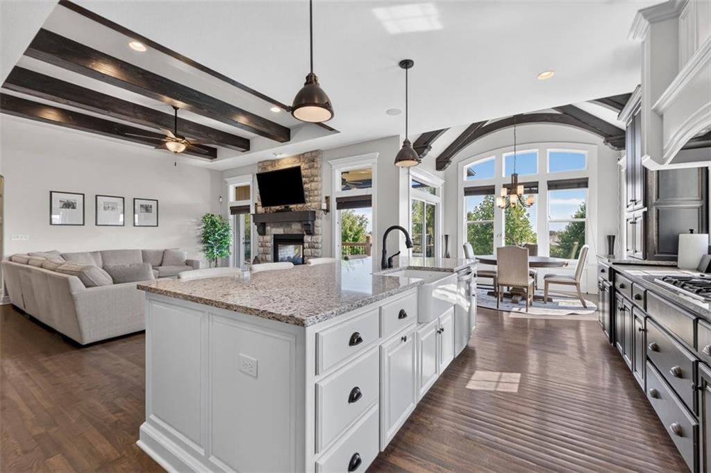 221 SW Roosevelt Ridge, Lee's Summit, MO 64081