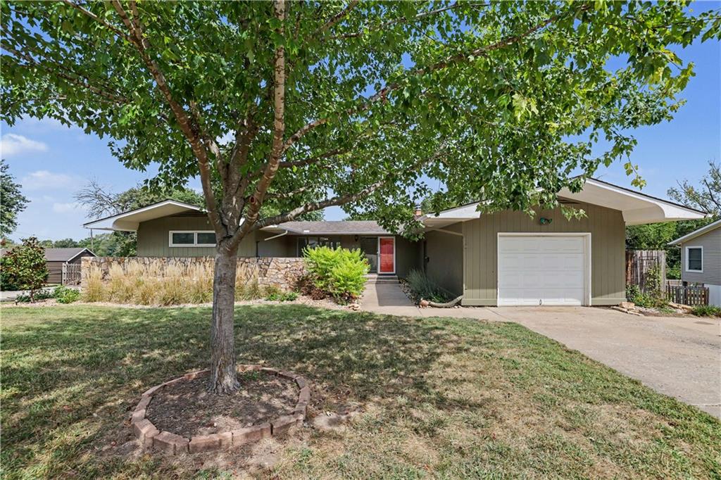 16 Overhill Drive, Paola, KS 66071