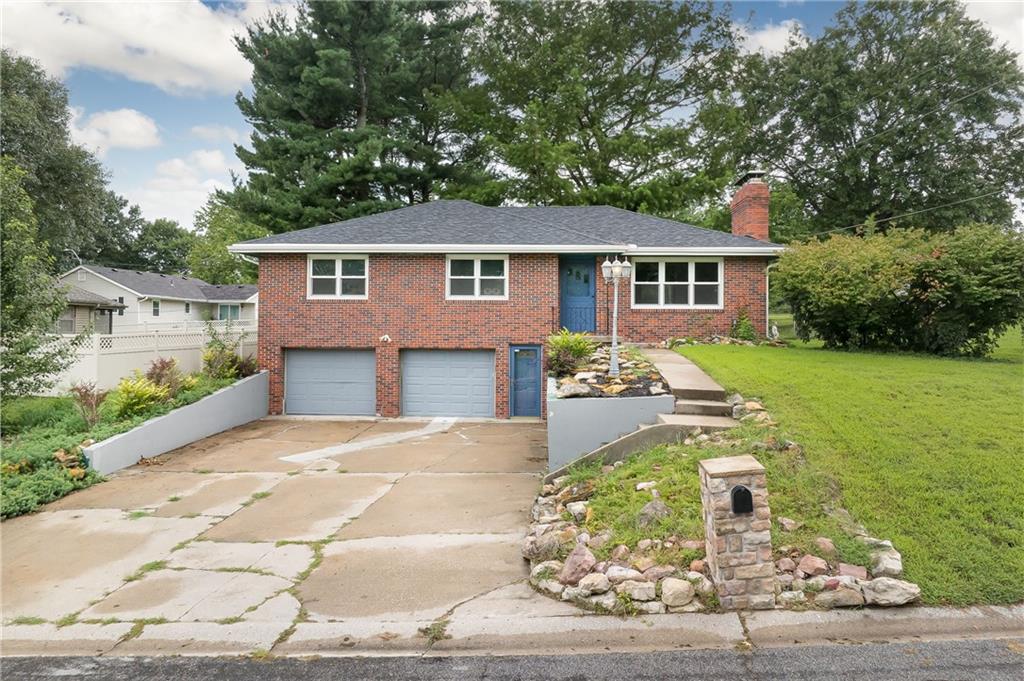1806 Safari Drive, St Joseph, MO 64506