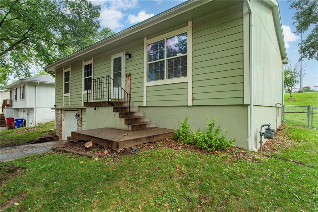 808 SE 19th Street, Oak Grove, MO 64075