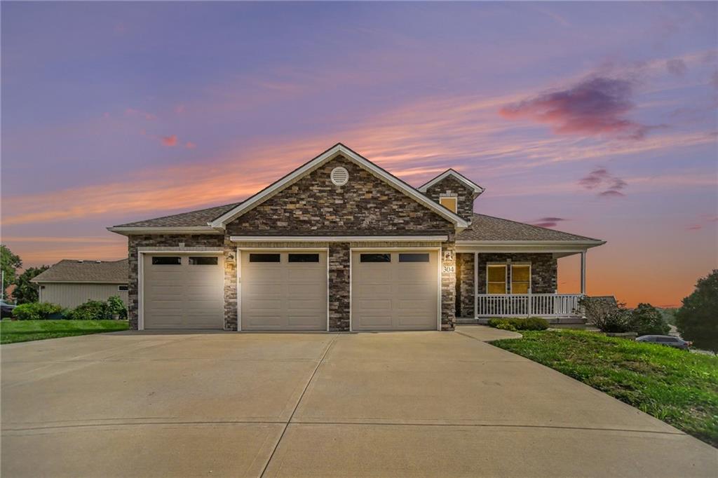 304 Prairie Rose Circle, Smithville, MO 64089
