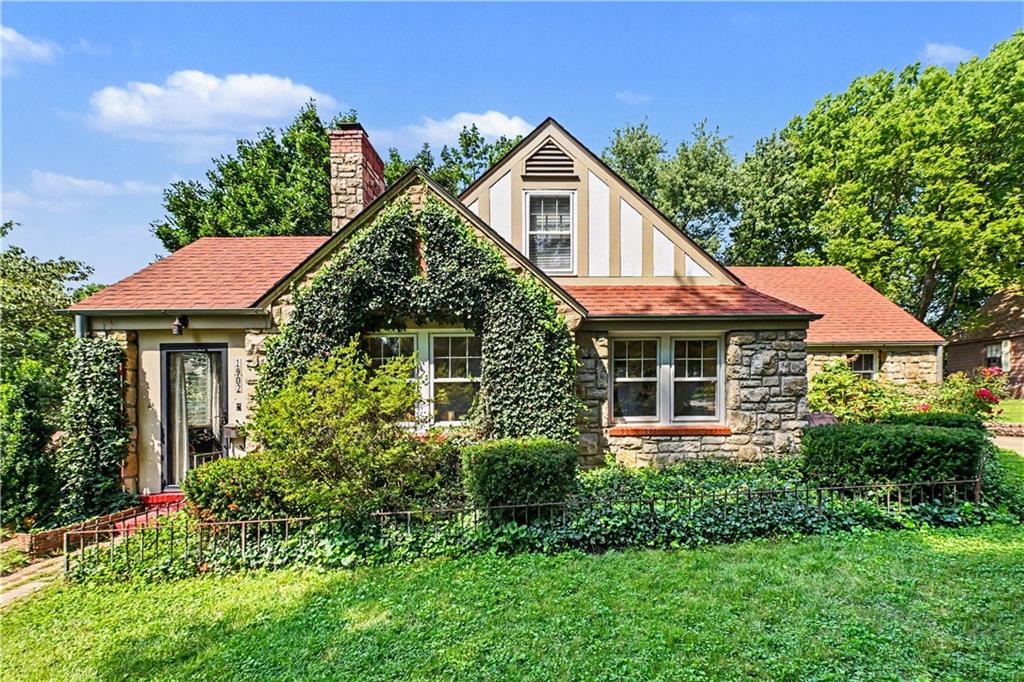 1902 S Lake Drive, Independence, MO 64055