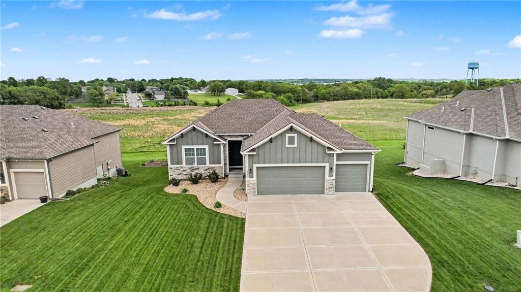 17605 Grey Hawke Ridge, Smithville, MO 64089