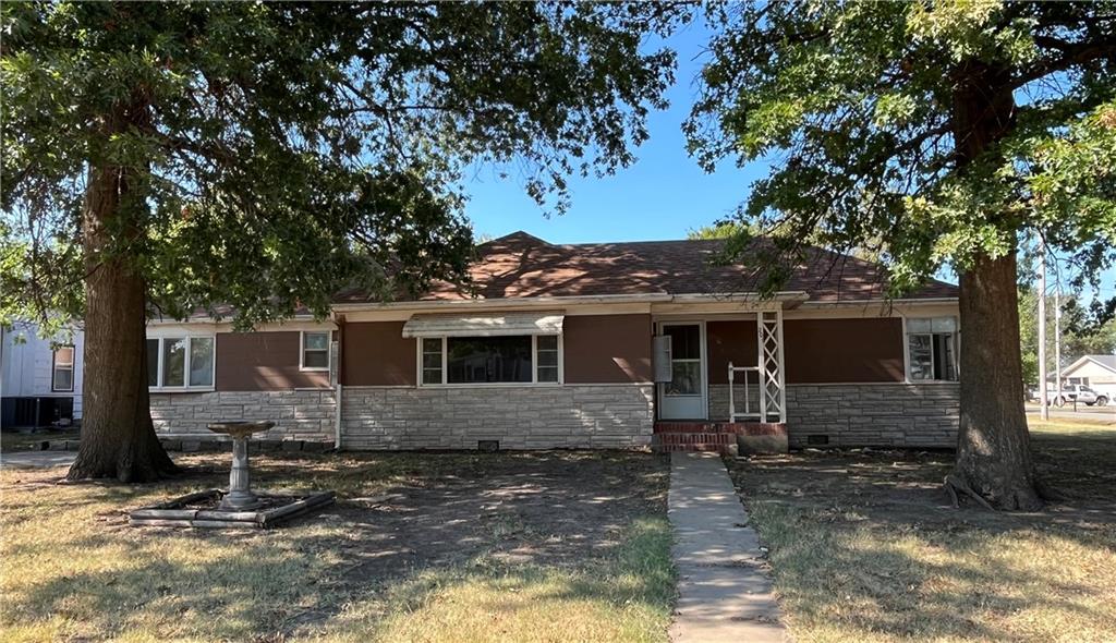 201 6th Street, Oswego, KS 67356