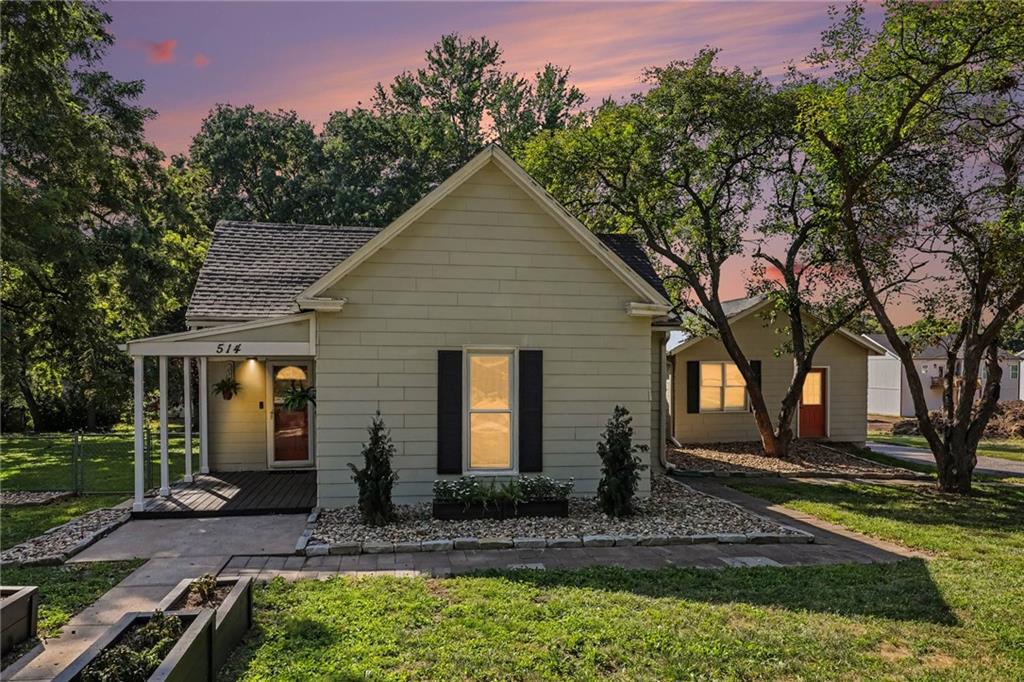 514 N MAPLE Avenue, Smithville, MO 64089