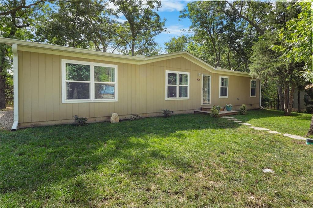 18 S Lakeside Circle, Linn Valley, KS 66040