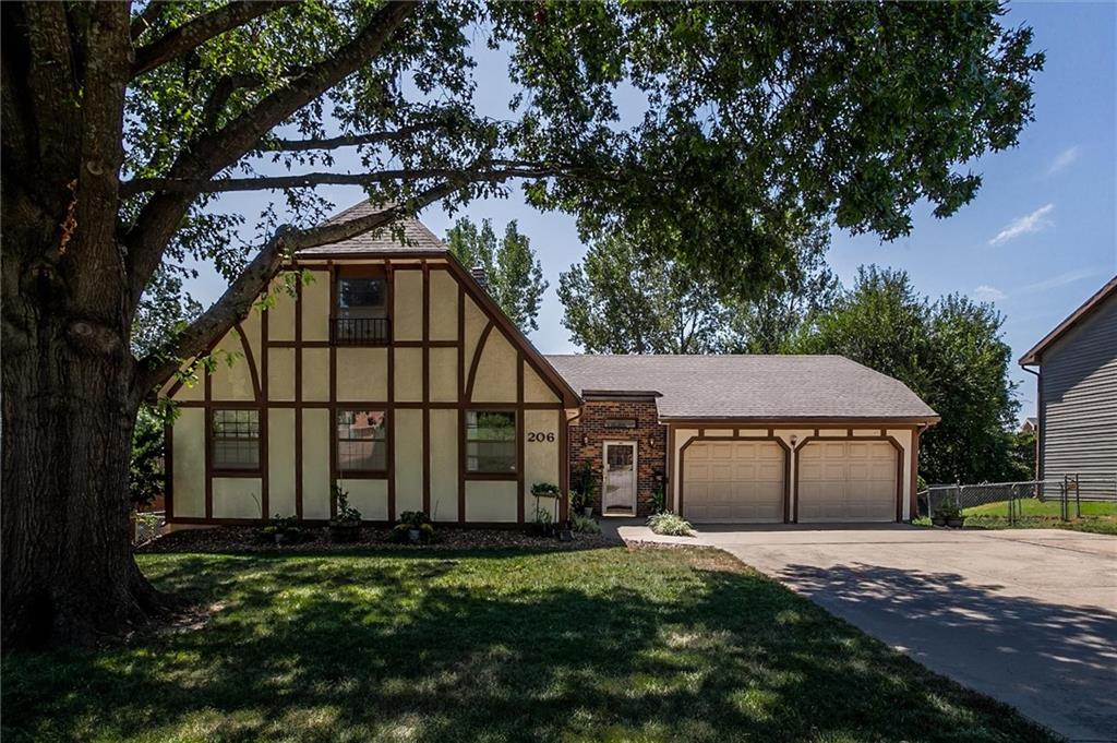 206 Fawn Valley Street, Lansing, KS 66043