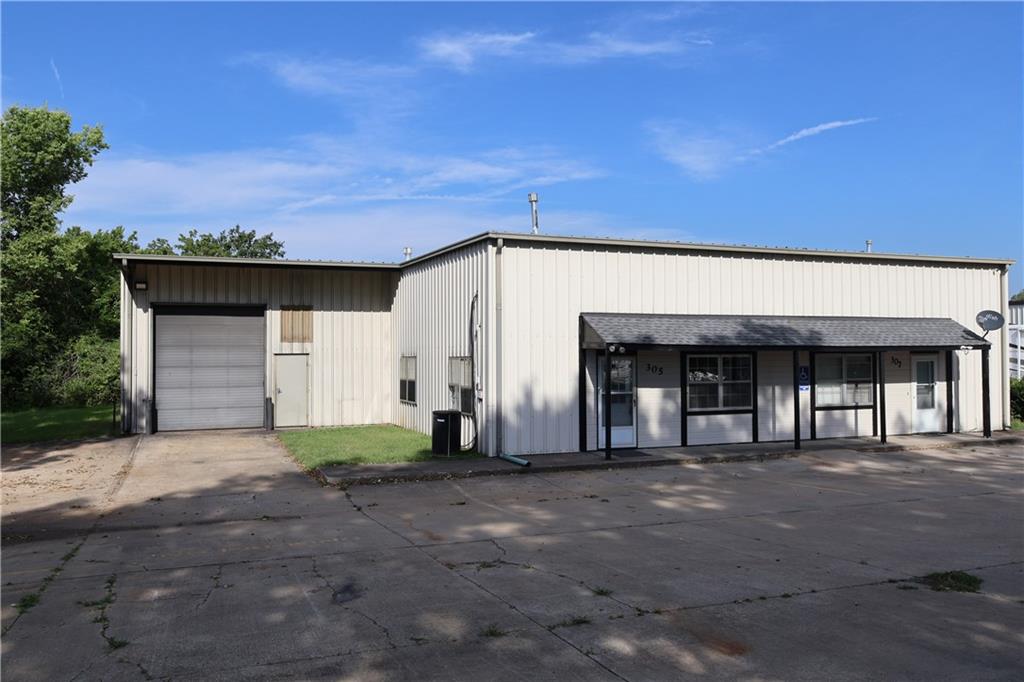 305 NW Locust Court, Oak Grove, MO 64075