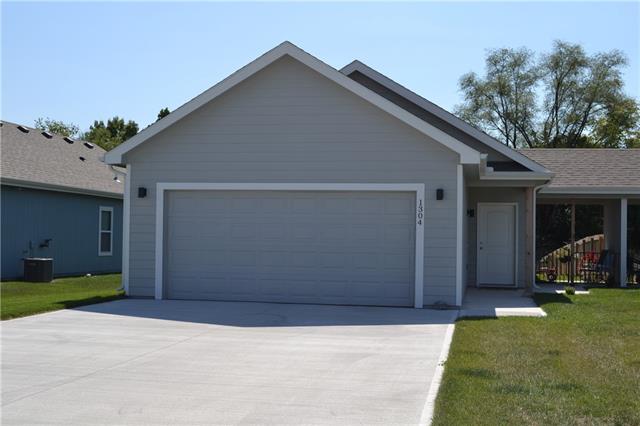 1304 E Jole Drive, Tonganoxie, KS 66086